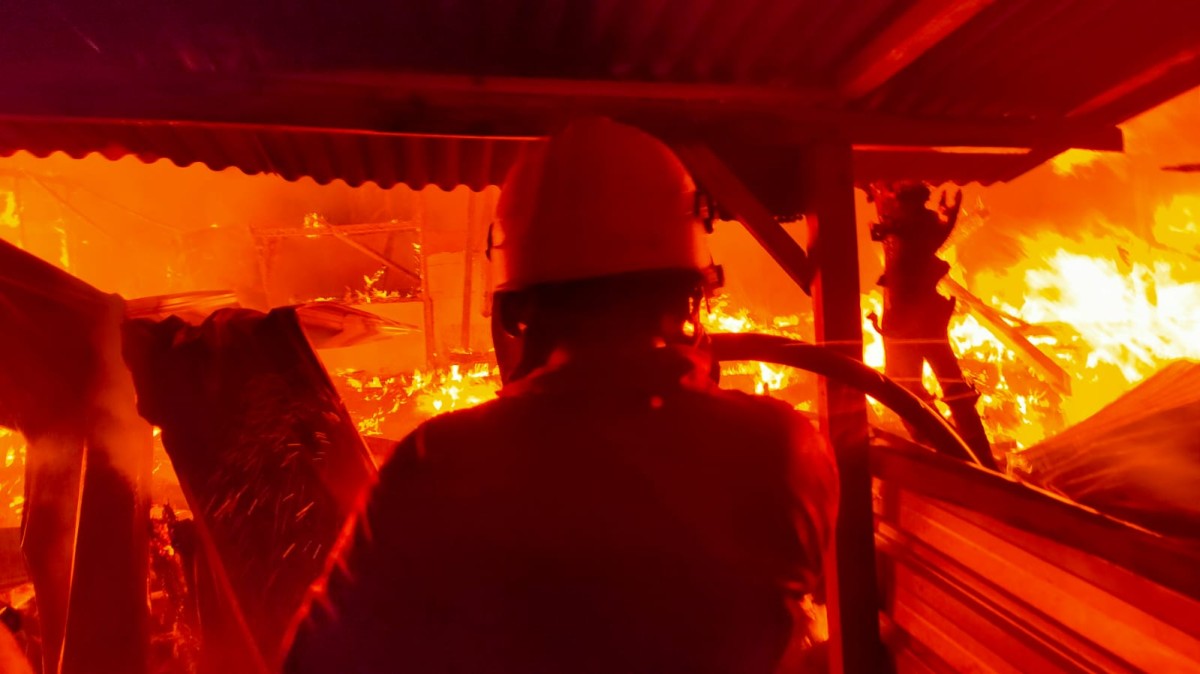 Petugas Damkarmat Bojonegoro saat memadamkan api di Desa Tembeling Kecamatan Tambakrejo (Foto: Damkarmat Bojonegoro)