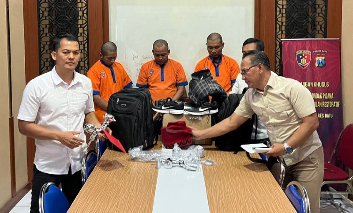 Kasatreskrim Polres Batu, AKP Yussi Purwanto saat menunjukan ketiga pelaku. (Foto: Satreskrim Polres Batu)