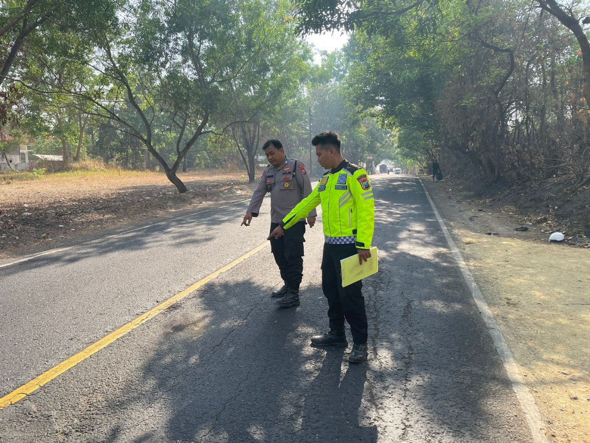 Petugas Laka Lantas Polres Bangkalan saat melakukan olah TKP. (Foto: Fathor Rahman/jatimnow.com)