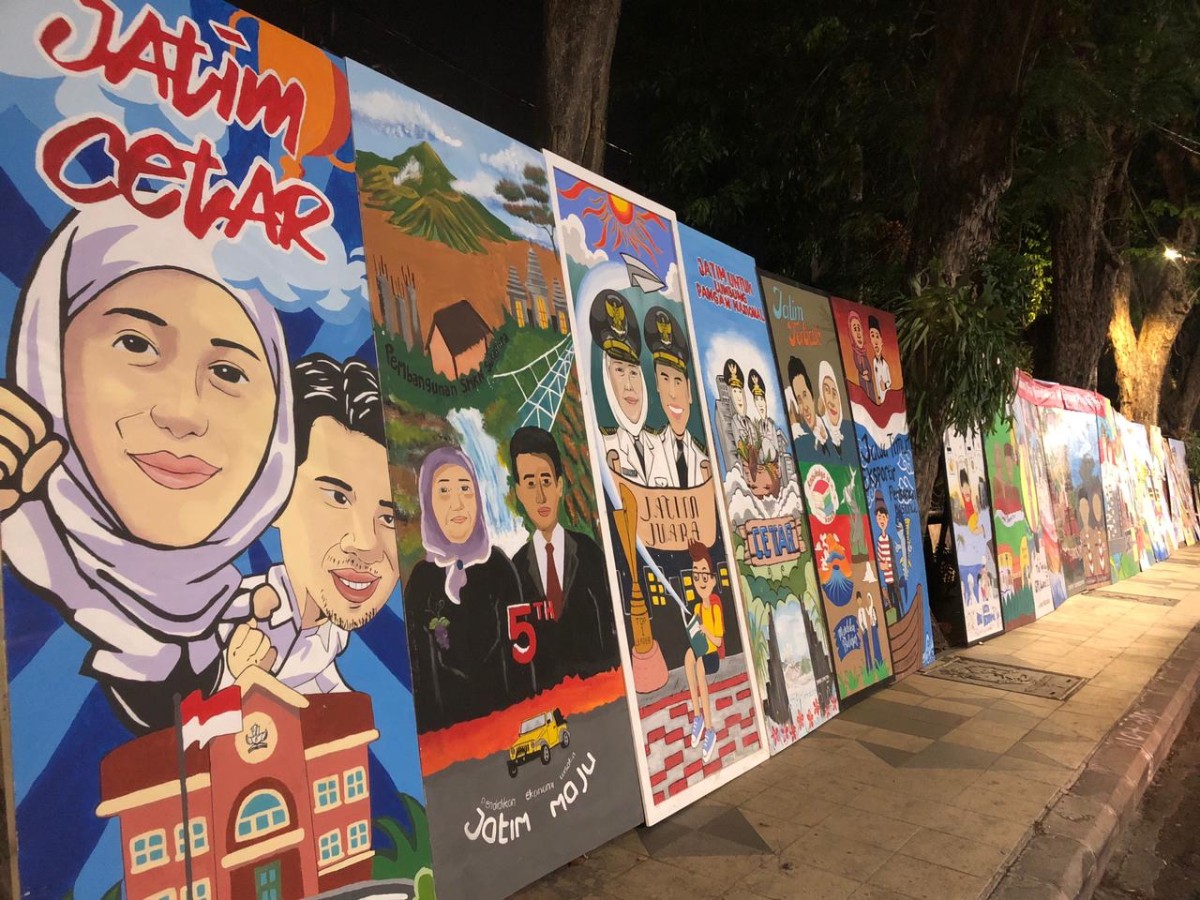 Mural-mural bertema Khofifah-Emil memeriahkan HUT Jatim ke-78, terpajang di jalan-jalan sekitar Grahadi (foto: Ni'am Kurniawan/jatimnow.com)