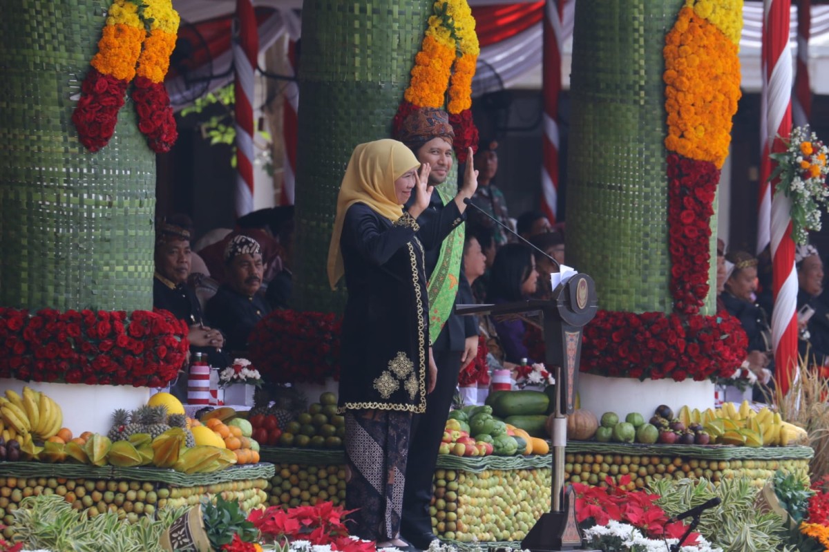 Khofifah-Emil saat berpamitan di moment Upacara HUT Pemprov Jatim ke-78 di Grahadi, Surabaya (foto: Ni'am Kurniawan/jatimnow.com).