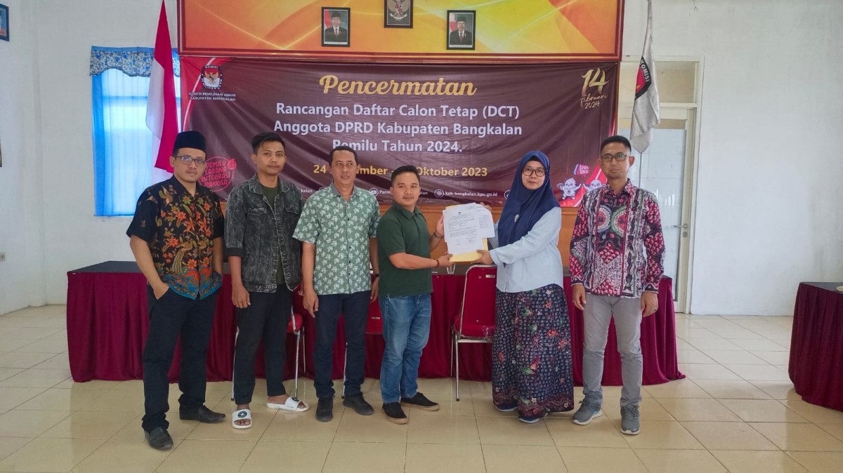 Salah satu parpol saat melakukan perubahan bakal calon legislatifnya di KPU Bangkalan. (Foto: Fathor Rahman/jatimnow.com)