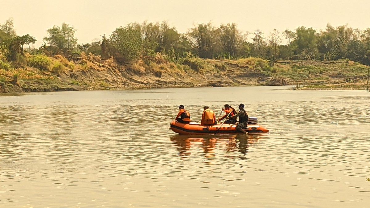 Proses pencarian korban tenggelam di Sungai Bengawan Solo Bojonegoro. (Foto: Misbahul Munir/jatimnow.com)