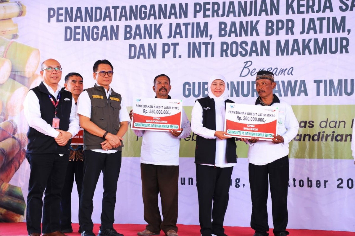 Gubernur Khofifah saat menyerahkan secara simbolis bantuan permodalan pada gapoktan tebu Tulungagung (foto-foto: Humas Pemprov Jatim for jatimnow.com)