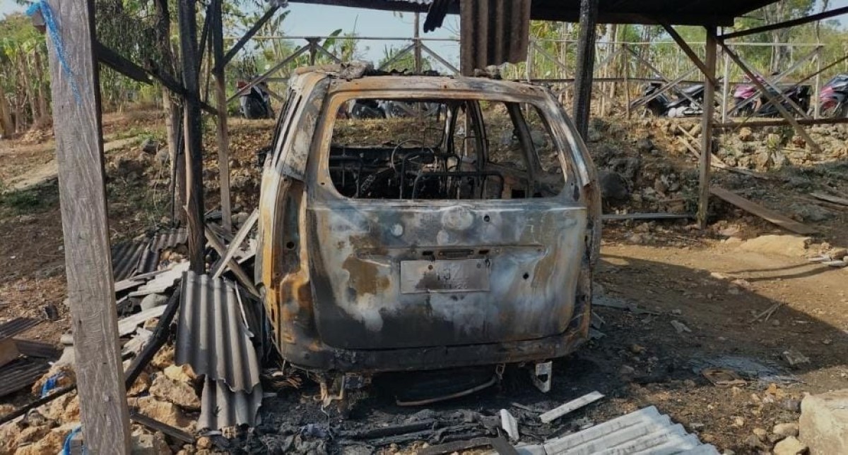 Mobil yang hangus setelah dibakar. (Foto: Zaini for jatimnow.com)
