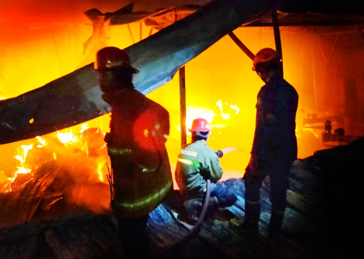Ade Ardiananta, bersama petugas Damkar Porong. (Foto-foto: Ahaddiini HM/jatimnow.com.