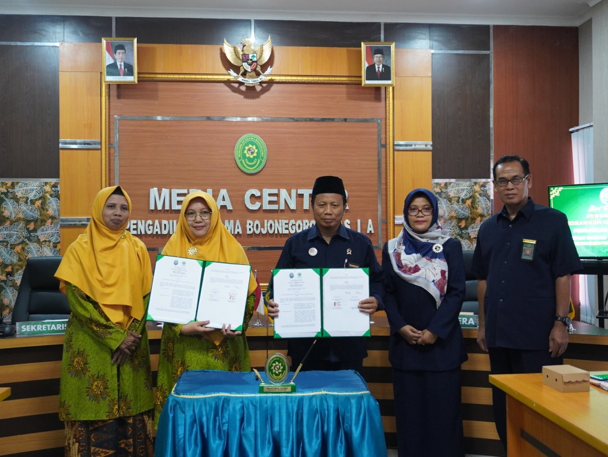 Ketua Pengadilan Agama Karmin bersama Ketua PD Aisyah Bojonegoro Zuliyatin Lailiyah usai mendatangi nota kesepahaman (MoU) (Foto: Misbahul Munir/jatimnow.com)