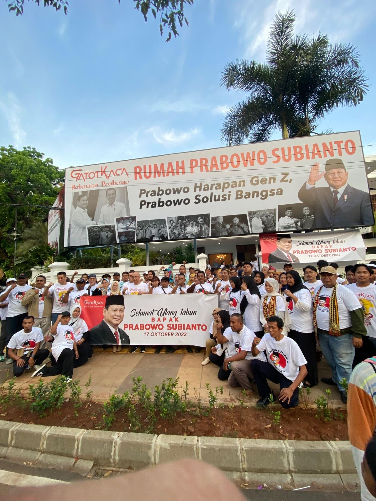 Peresmian rumah pemenangan oleh relawan Gatotkaca (foto: Rio for jatimnow.com)