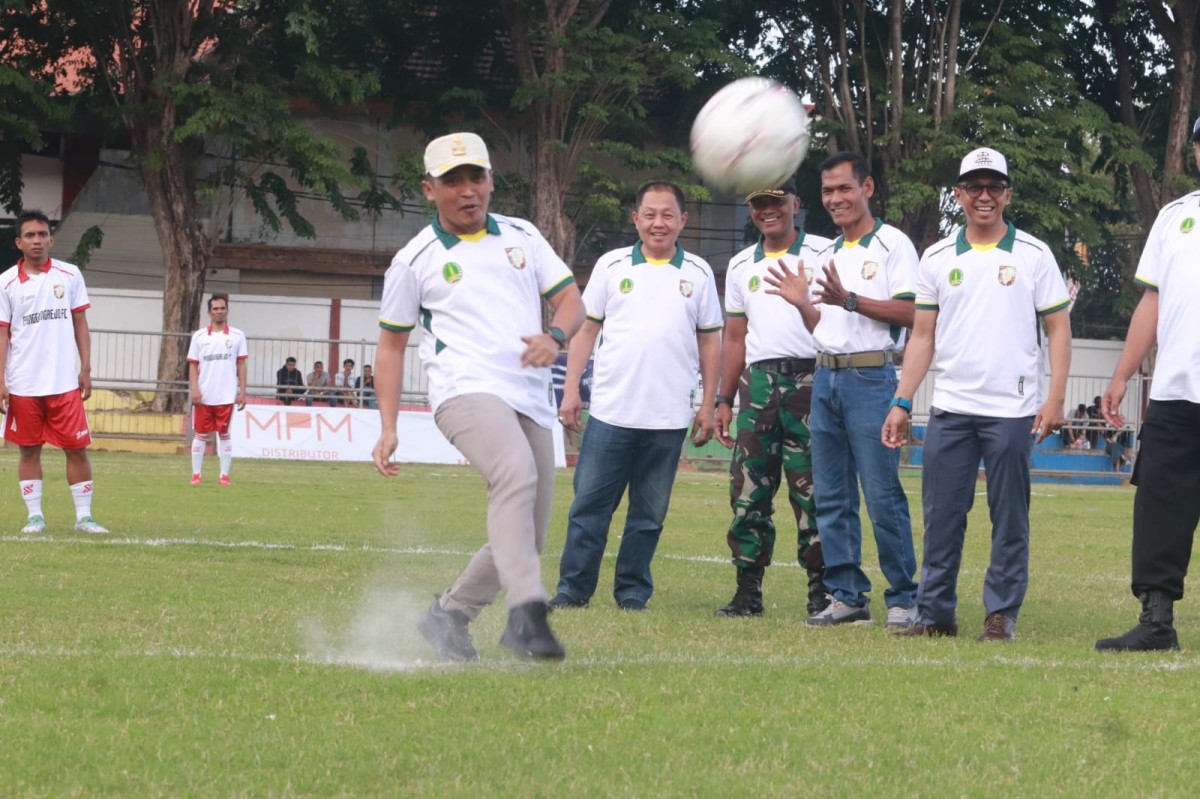 Wakil Wali Kota Pasuruan, Adi Wibowo, membuka secara resmi turnamen yang diikuti oleh 34 kesebelasan. (Foto: Humas Pemkot Pasuruan for jatimnow.com)
