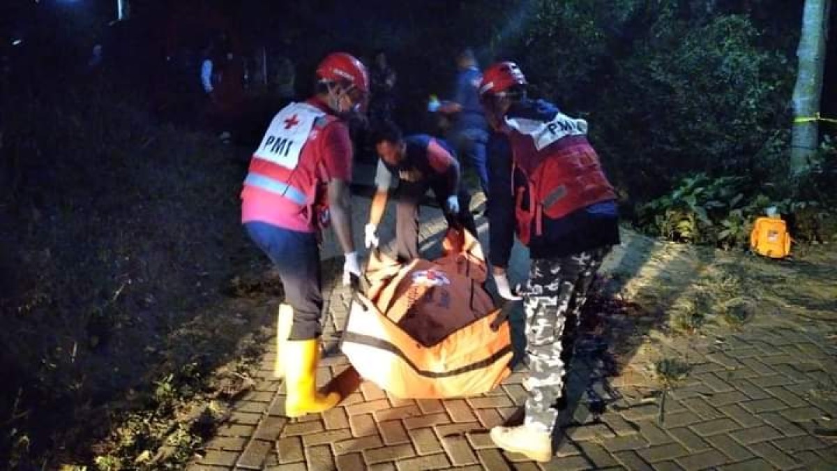 Evakuasi jenazah korban pembacokan. (Foto: Polsek Gondanglegi)