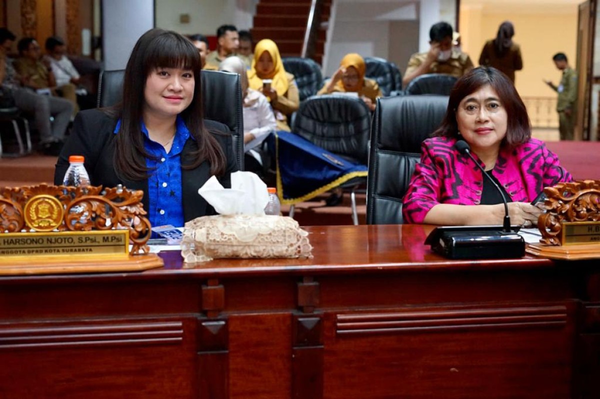 Momen terakhir Herlina (kiri) bersama Ratih (kanan) saat Sidang Paripurna di Kantor DPRD Surabaya (Foto: Herlina for jatimnow.com)