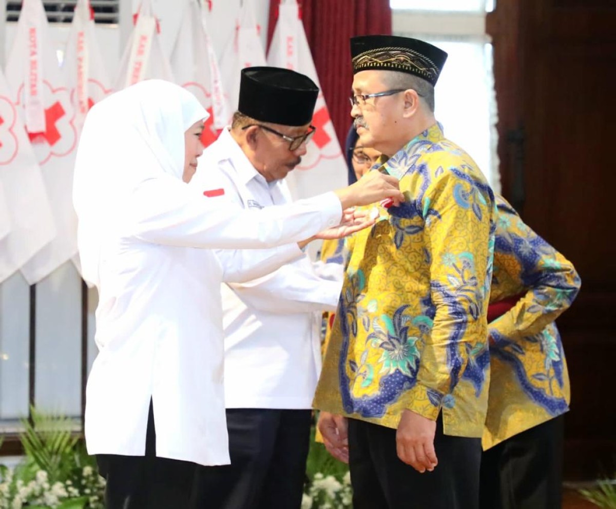 Khofifah saat menyematkan penghargaan secara simbolis di Grahadi (foto: Ni'am Kurniawan/jatimnow.com)