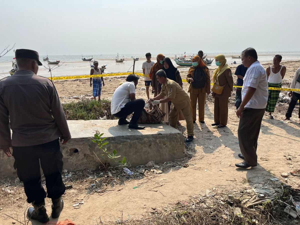 Petugas dari Polsek Jenu bersama tim medis saat mengevakuasi mayat bayi. (Foto: Polsek Jenu for jatimnow.com)