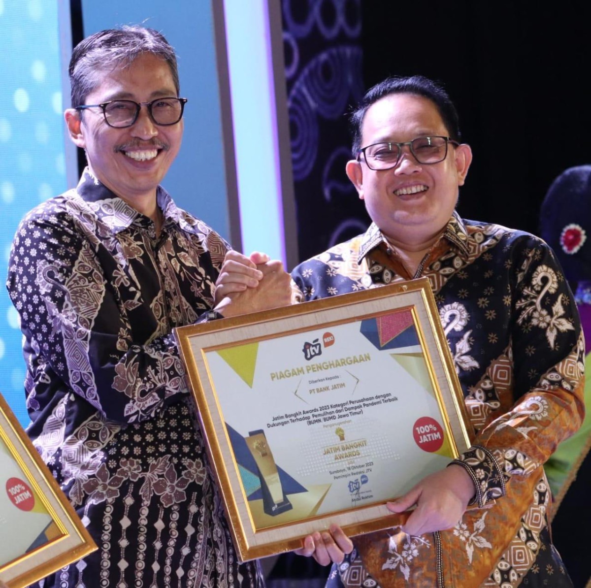 Penghargaan Jatim Bangkir Awards diserahkan oleh Sekdaprov Jatim, Adhy Karyono, dan diterima langsung oleh Busrul Iman. (Foto: Humas Bank Jatim for jatimnow.com)