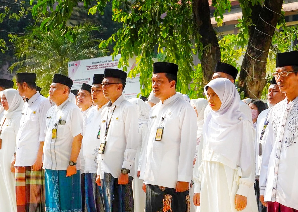 ASN Pemkab Sidoarjo mengenakan pakaian santri dalam rangka memperingati Hari Santri. (Foto: Humas Pemkab Sidoarjo for jatimnow.com).