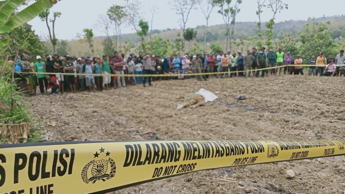 Polisi melakukan olah tempat kejadian perkara di lokasi kejadian. (Foto: Polsek Kerek for jatimnow.com)