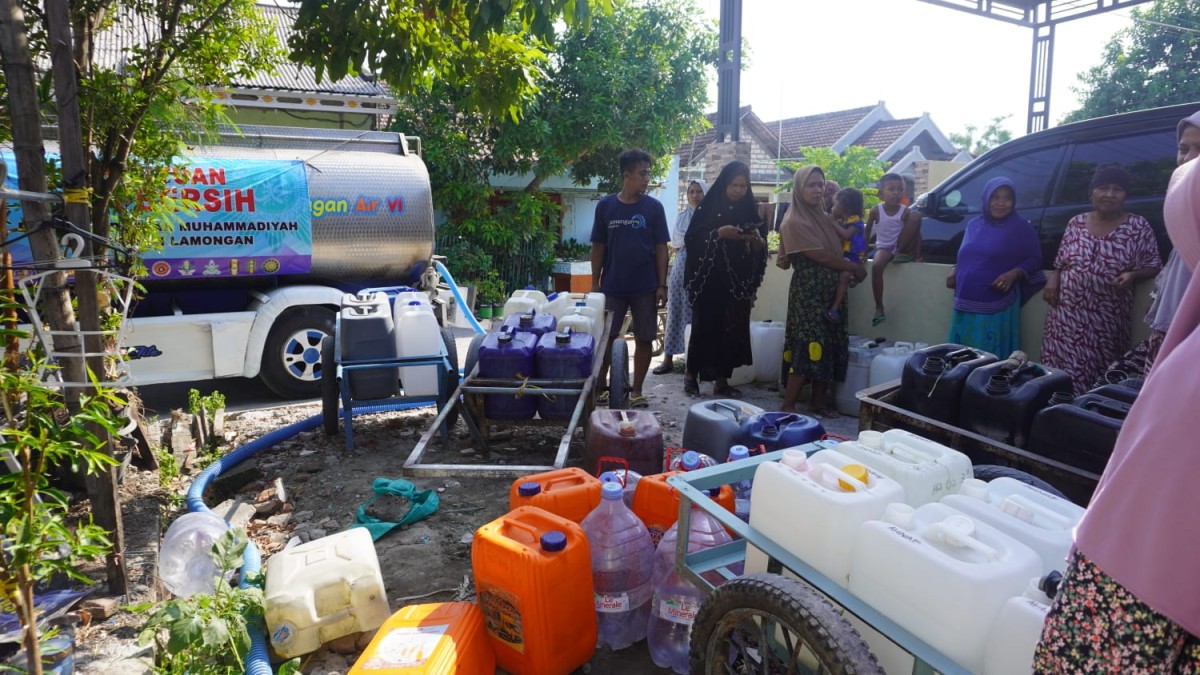 Penyaluran air bersih kepada warga terdampak kekeringan di Desa Jotosanur, Kecamatan Pucuk oleh PDM Lamongan. (Foto : Adyad Ammy Iffansah/jatimnow.com)