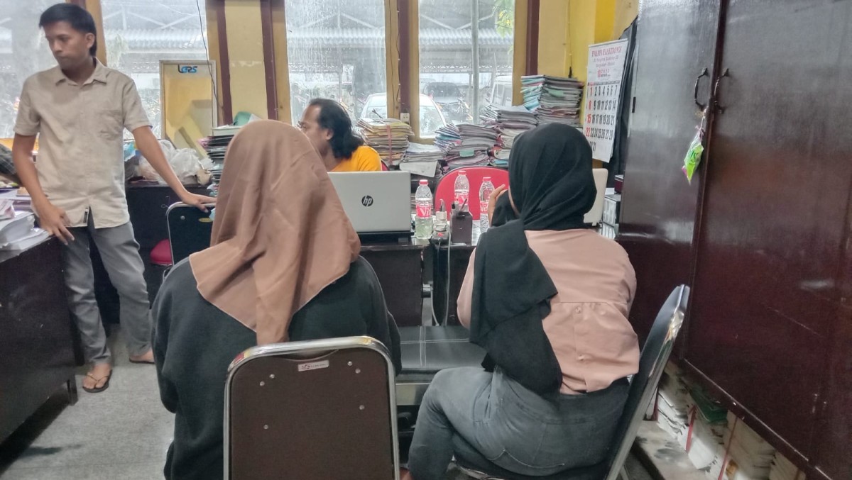 Korban saat melapor ke kepolisian. (Foto: Fathor Rahman/jatimnow.com)