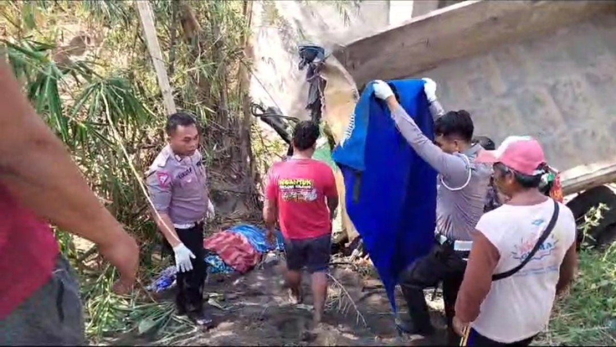 Petugas kepolisian dibantu warga saat mengevakuasi korban (dok Polres Bojonegoro for jatimnow.com)