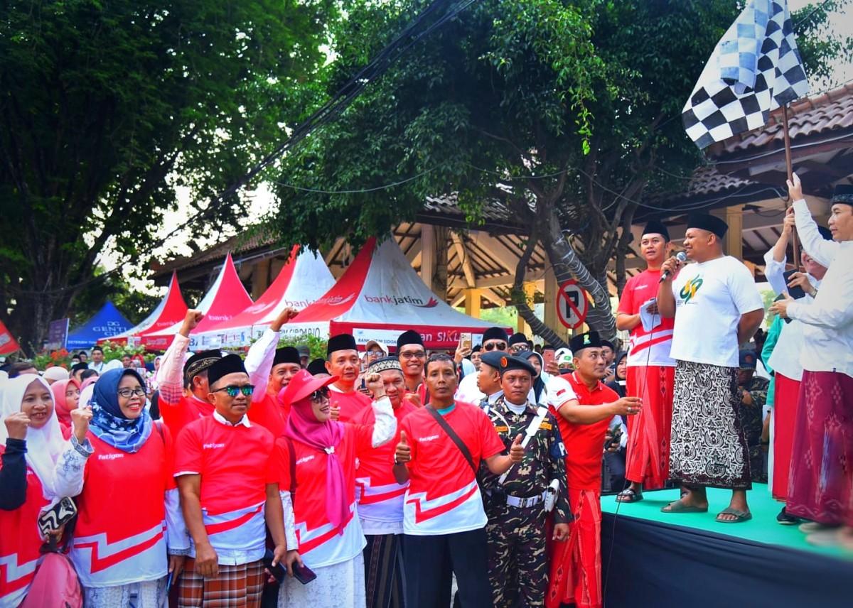 Kesgiatan Mlaku Sarungan Bareng warga Sidoarjo. (Foto: Ahaddiini HM/jatimnow.com).