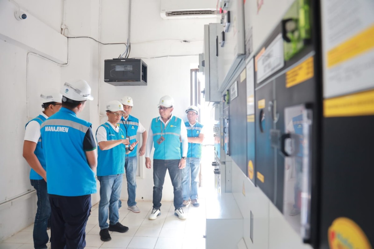 PT PLN (Persero) saat meninjau kesiapan infrastruktur kelistrikan di stadion GBT Surabaya (Foto: Humas PLN)
