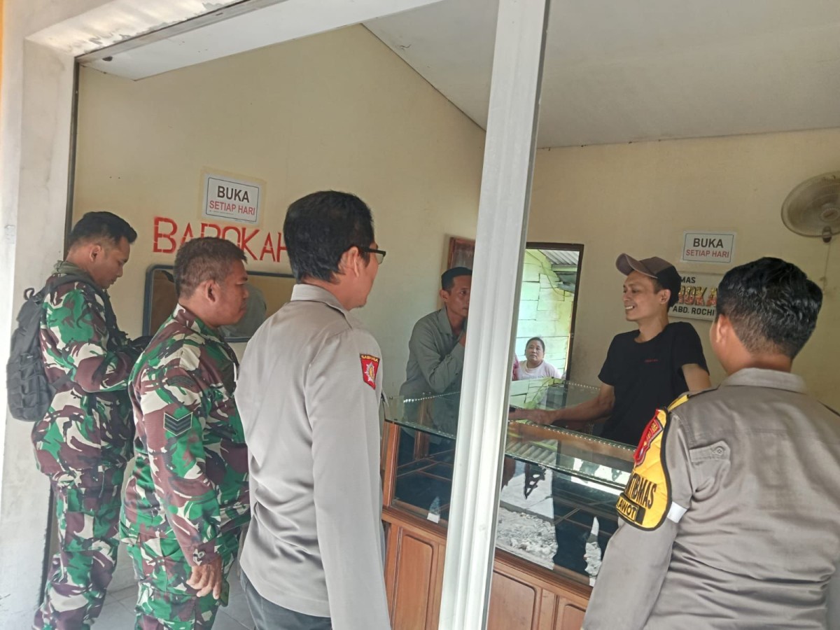 Kondisi toko perhiasan Barokah di pasar tradisional Desa Klepek Kecamatan Sukosewu saat di datangi petugas kepolisian. (Foto: Misbahul Munir/jatimnow.com)