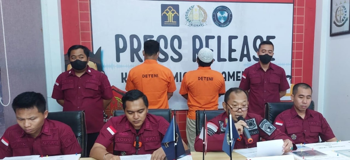 Dua warga negara asing saat diamankan petugas. (Foto: Fathor Rahman/jatimnow.com)