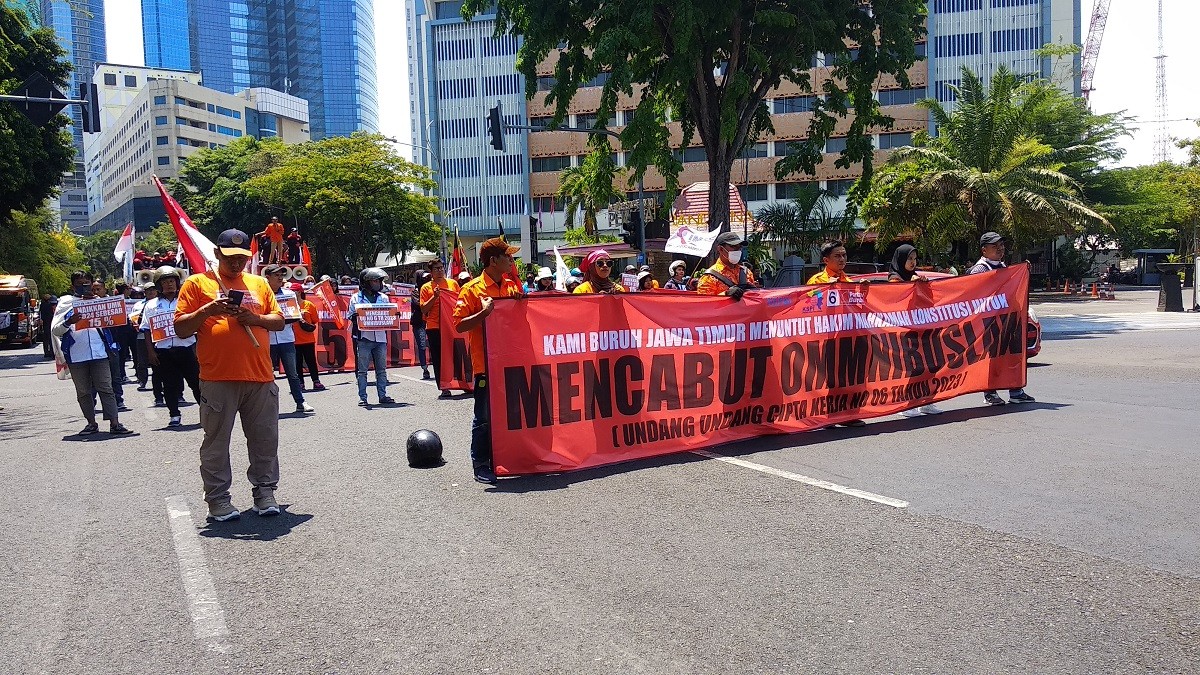 Sidang Putusan UU Cipta Kerja, Ratusan Buruh Unjuk Rasa di Depan Grahadi Surabaya