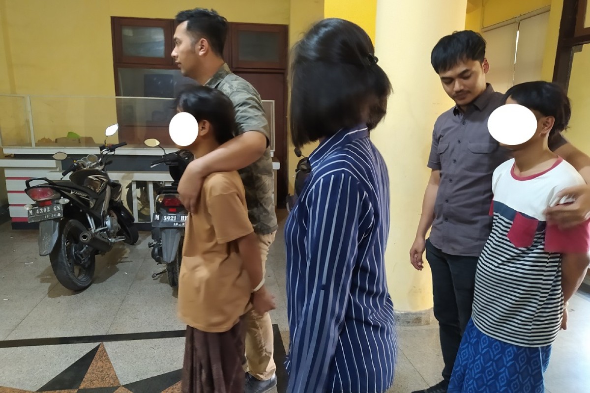 Dua pelaku saat diamankan di Polres Bangkalan. (Foto: Fathor Rahman/jatimnow.com)