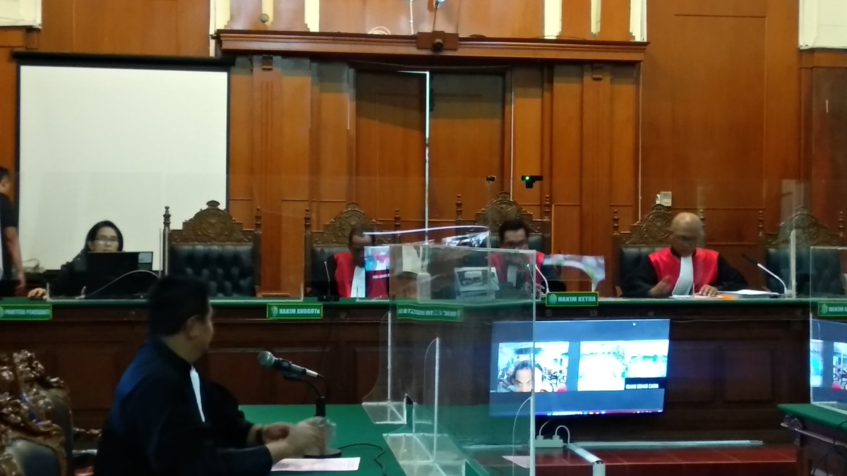 Sidang dokter gadungan di PN Surabaya. (Foto: Haryo Agus/jatimnow.com)