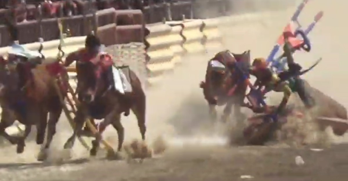 Tangkapan layar video kedua pasang sapi bertabrakan. (Foto: Fathor rahman/jatimnow.com)