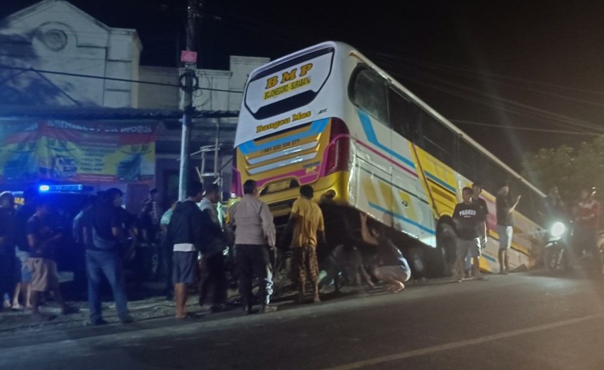 Bus Bangau Mas Seruduk Warung di Bojonegoro