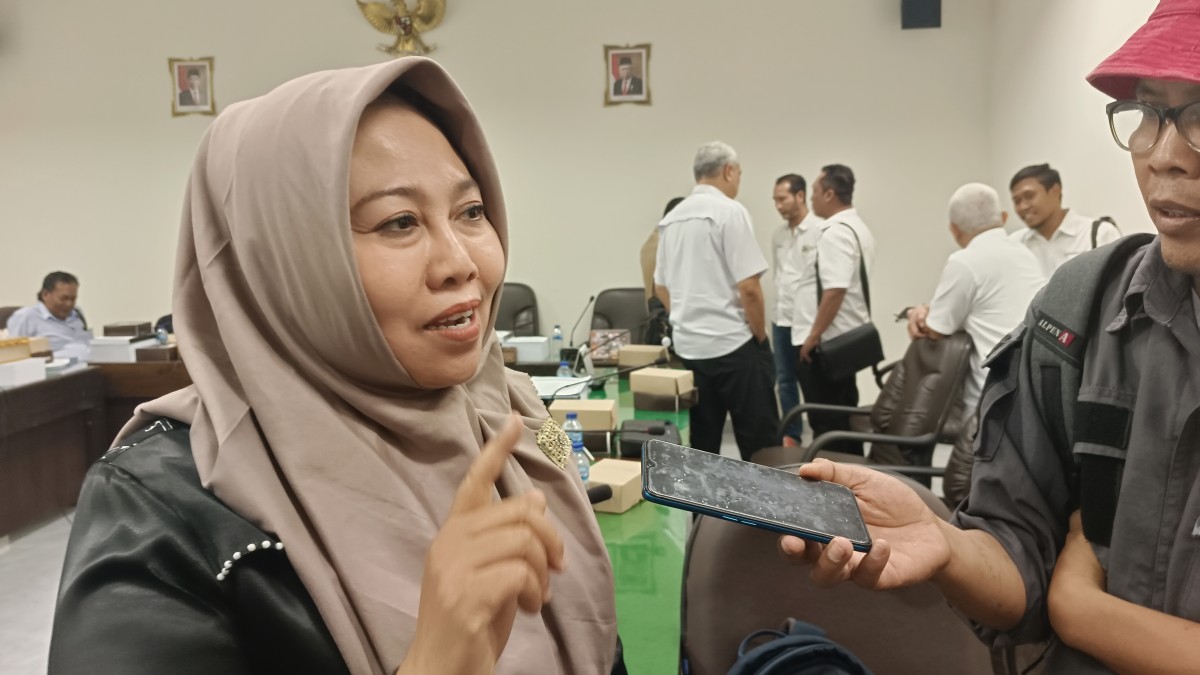 Wakil ketua III DPRD Bojonegoro Mitroatin saat memberikan keterangan usai rapat kerja Komisi B bersama DKPP, Perhutani, Disdagkop dan Asmaptan (Misbahul Munir/jatimnow.com).
