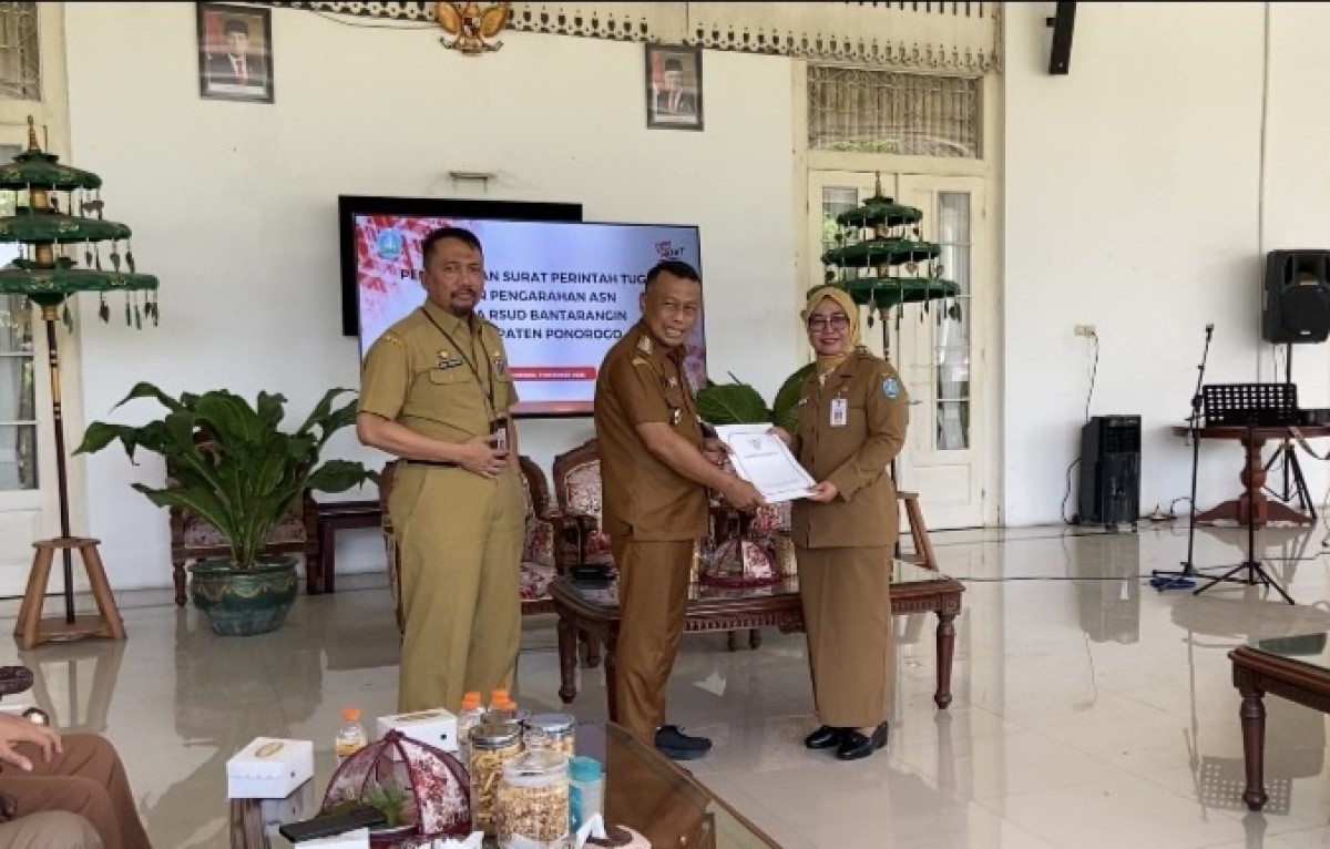 Bupati Sugiri Sancoko menyerahkan surat perintah tugas pegawai Hospitel Bantarangin Ponorogo. (Foto: Ahmad Fauzani/jatimnow.com)