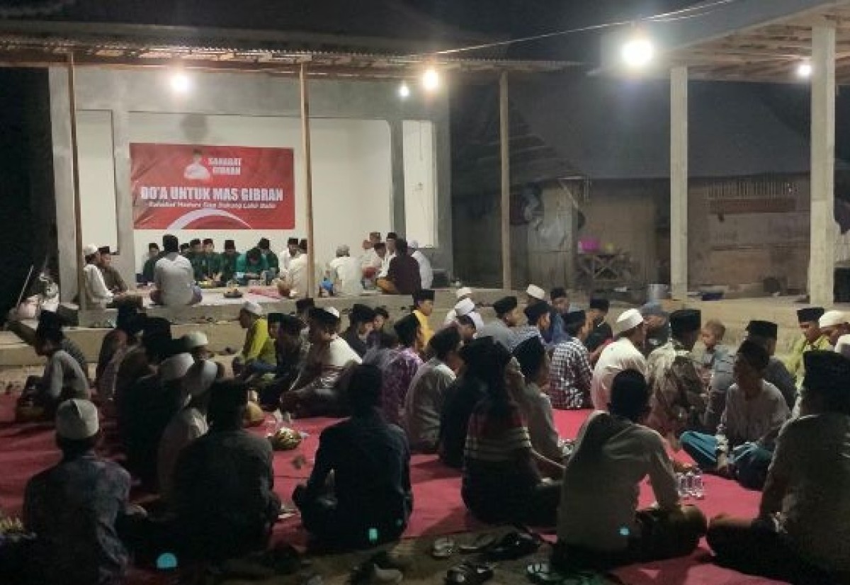 Doa bersama warga Bangkalan untuk mendukung Gibran masuk bursa cawapres. (Foto: Fathor Rahman/jatimnow.com)