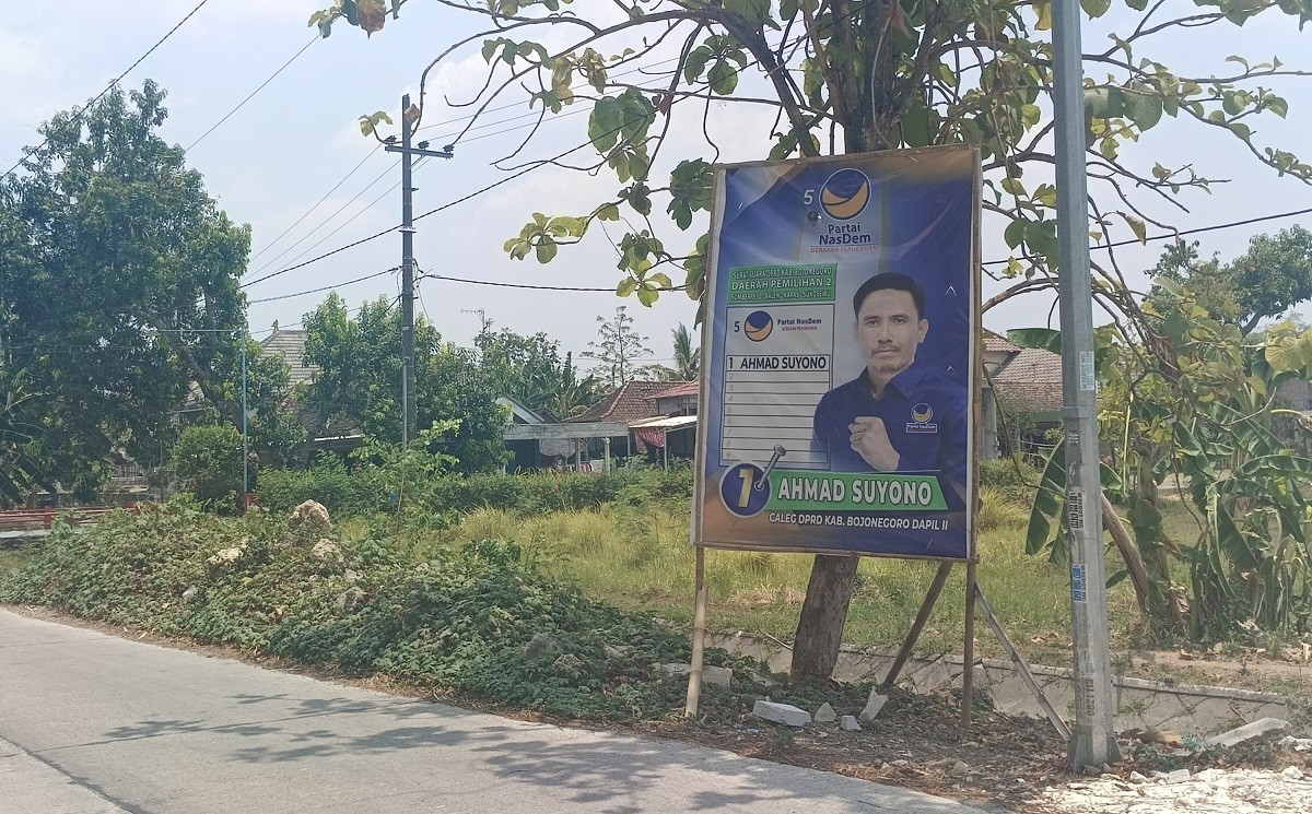 APK Petahana Bacaleg DPRD Bojonegoro Ahmad Suyono dapil 2 terpampang di jalan Desa Margoagung Kecamatan Sumberrejo.