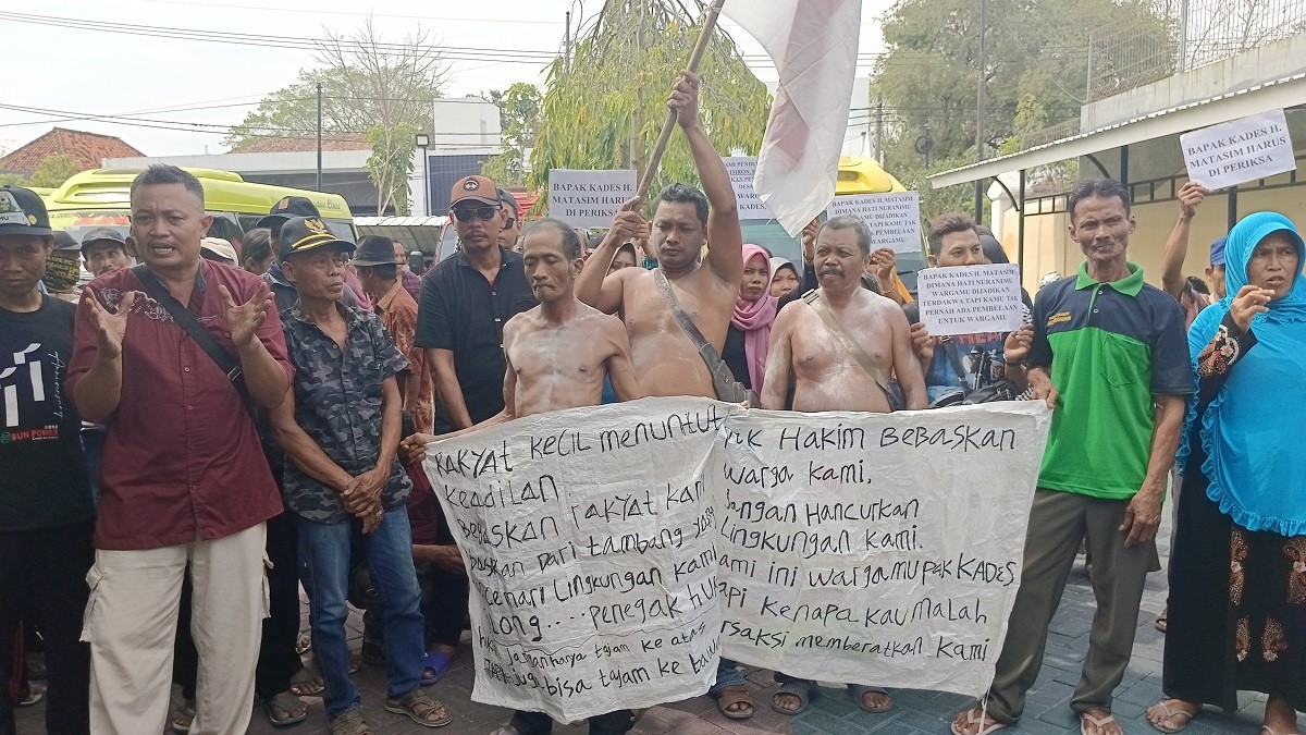 Suasana aksi solidaritas warga Desa Sumuragung Kecamatan Boureno, Bojonegoro mengawal jalannya persidangan di Pengadilan Negeri setempat (Misbahul Munir/jatimnow.com)