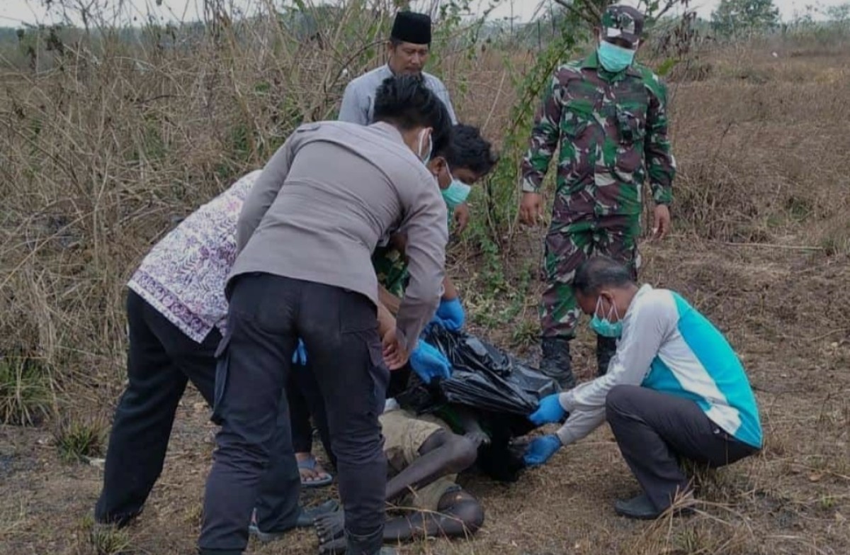 Mayat pria ditemukan di lahan kosong. (Foto: Fathor Rahman/jatimnow.com)