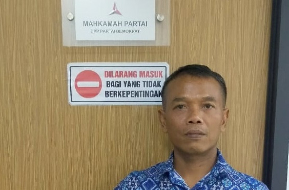 Munawar Cholil usai melaporkan Ketua DPC Demokrat Bojonegoro Sukur Priyanto (Foto-foto: Munawar Cholil for jatimnow.com)