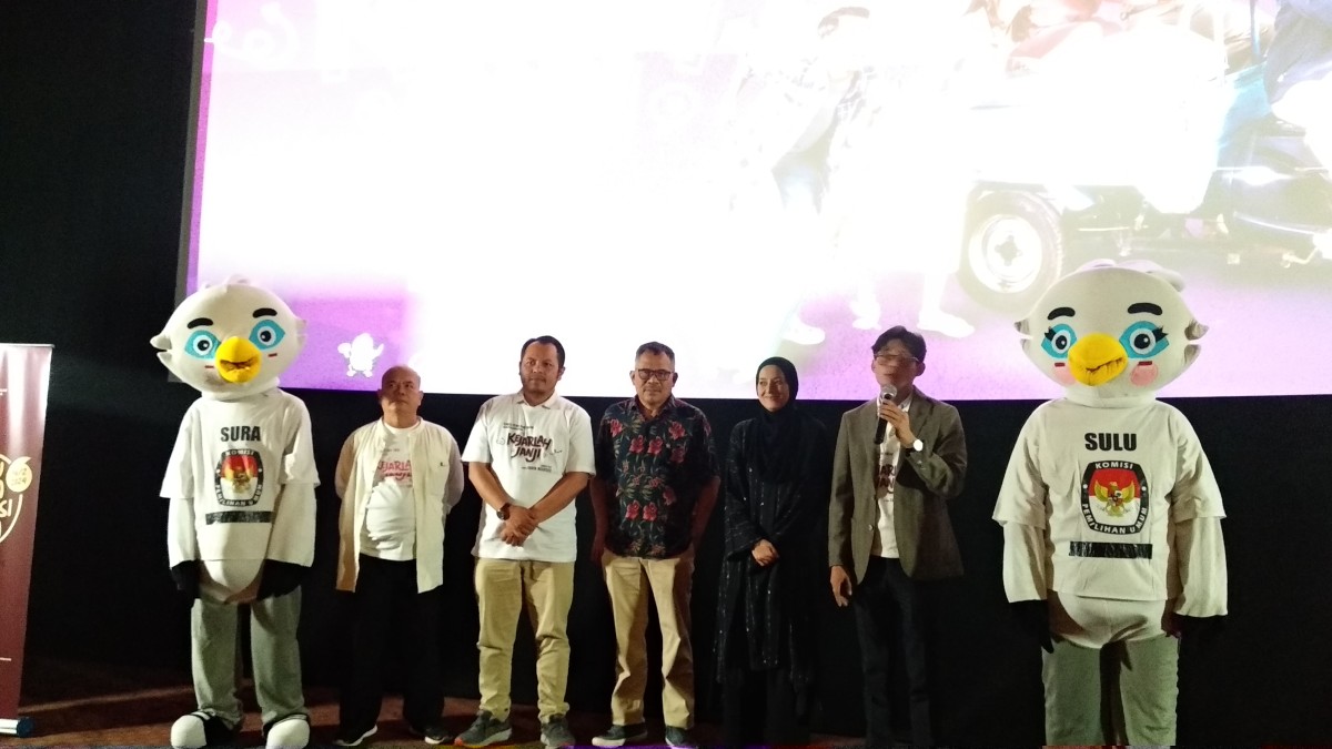 KPU bersama sutradara dan aktor film Kejarlah Janji saat nibar di  Cinema XXI Ciputra World Surabaya. (Foto: Haryo Agus/jatimnow.com)