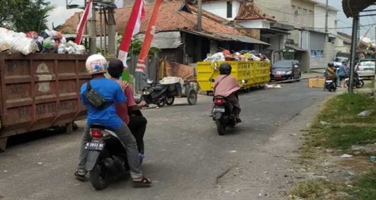 Ilustrasi. Proses pembuangan sampah di Bangkalan. (Foto: Fathor Rahman/jatimnow.com)