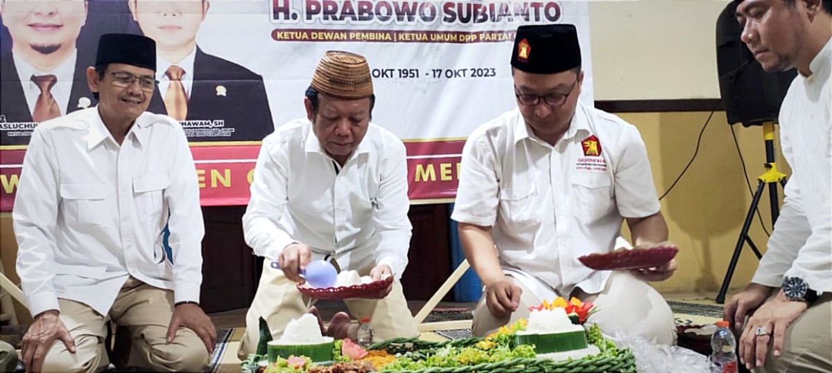 Potong 8 tumpeng di acara tasyakuran dan doa bersama DPC Gerindra Gresik (Foto: Sahlul Fahmi/jatimnow.com)