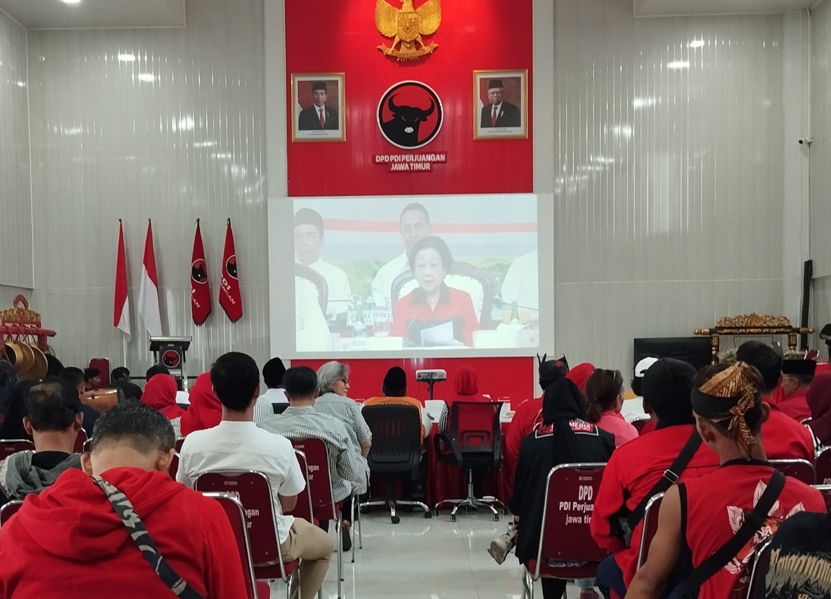 Pernyataan Resmi Megawati disaksikan kader PDI Perjuangan di Jatim (foto: Ni'am Kurniawan/jatimnow.com)
