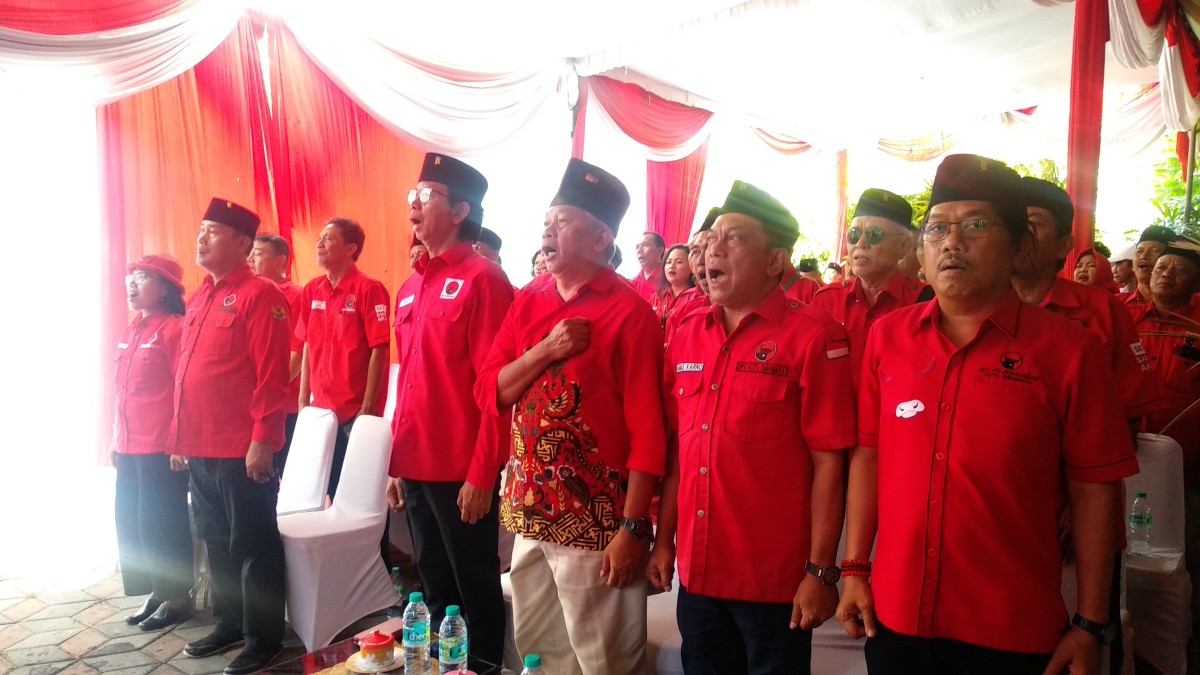 Ketua DPC PDI Perjuangan Surabaya, Adi Sutarwijono saat nobar pengumuman bacawapres di Kantor DPC PDIP Surabaya. (Foto: Haryo Agus/jatimnow.com)