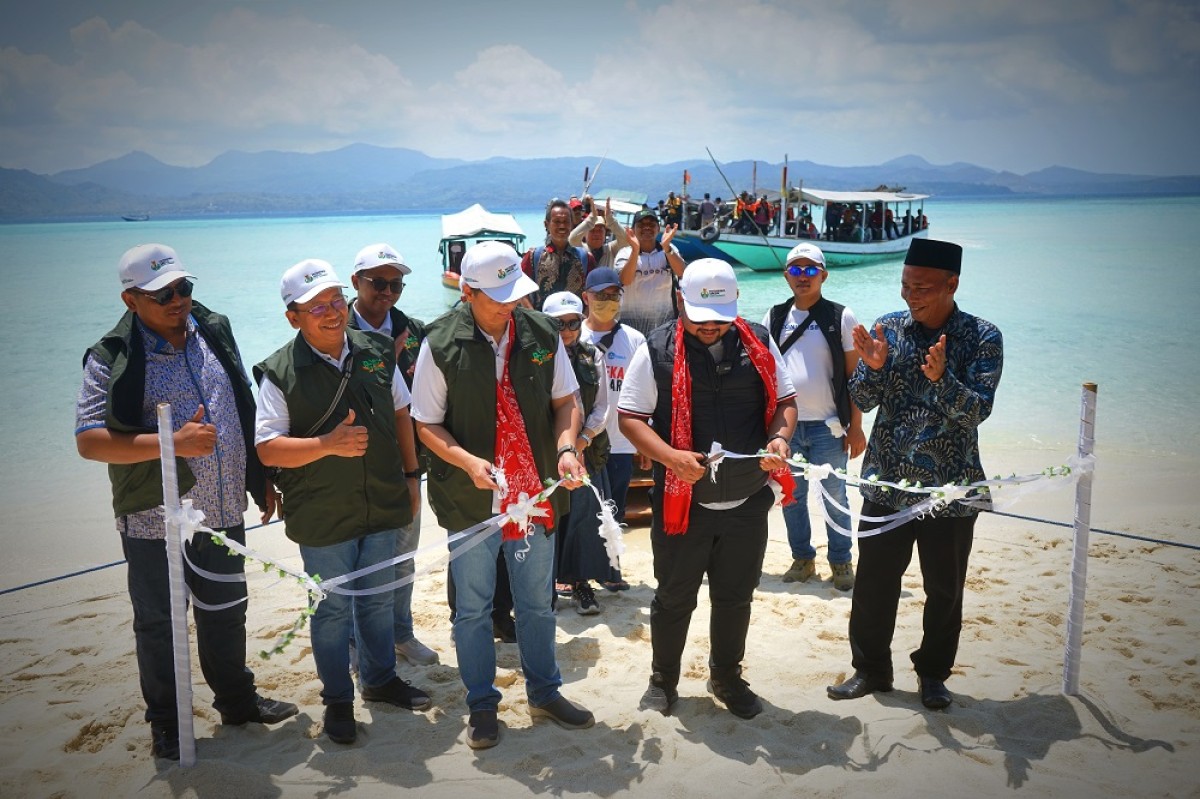 Direktur Keuangan dan Umum Petrokimia Gresik, Robby Setiabudi Madjid saat berada di Pulau Gili Bawean (Foto: Humas Petrokimia Gresik)