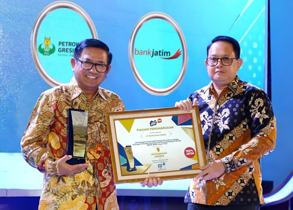 Direktur Utama Petrokimia Gresik, Dwi Satriyo Annurogo (kiri) saat menerima penghargaan Jatim Bangkit Award 2023 (Foto: Humas Petrokimia Gresik for jatimnow.com)