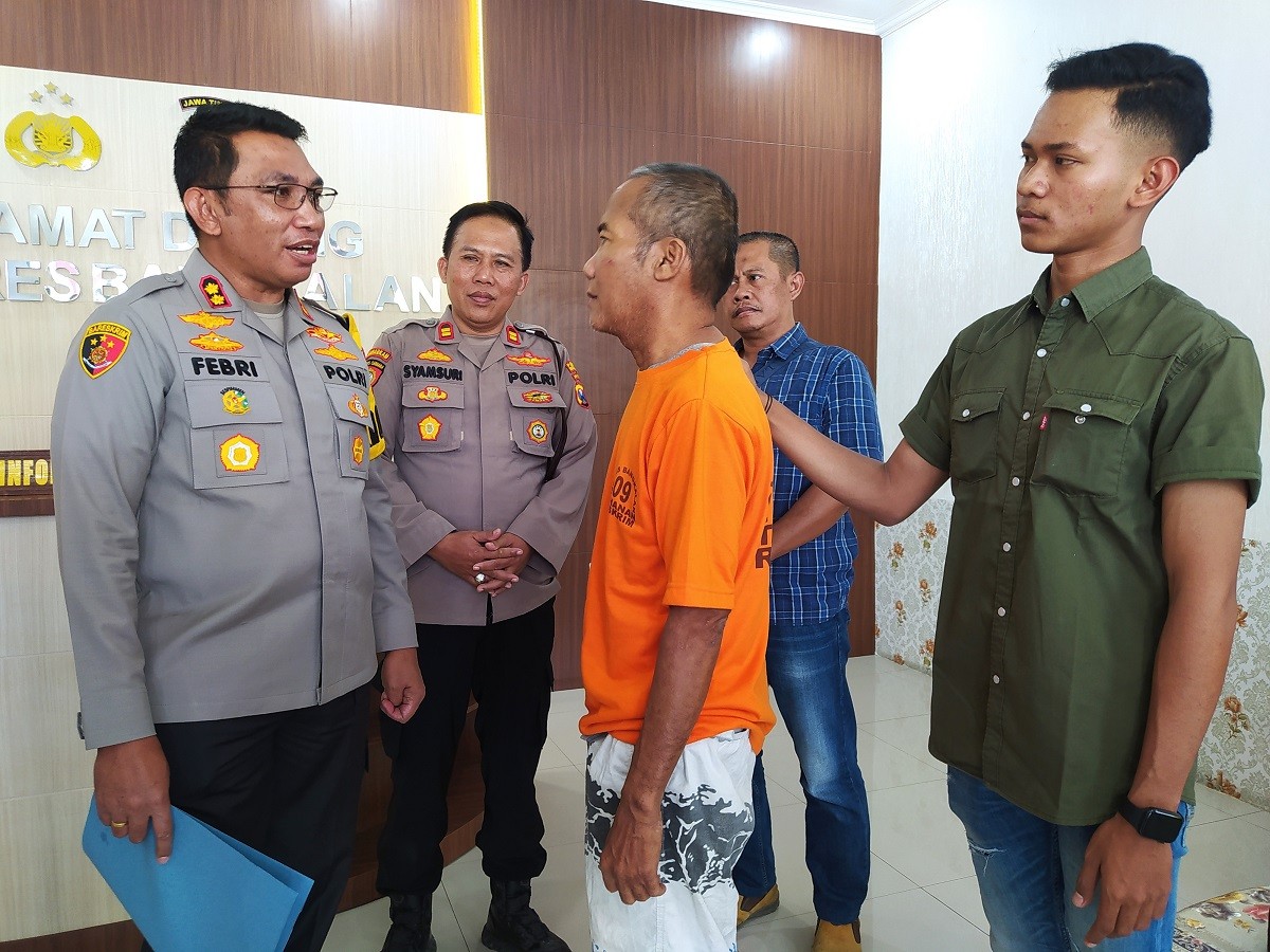 Pelaku HS usai diamankan polisi dari amukan warga. (Foto: Fathor Rahman/jatimnow.com)