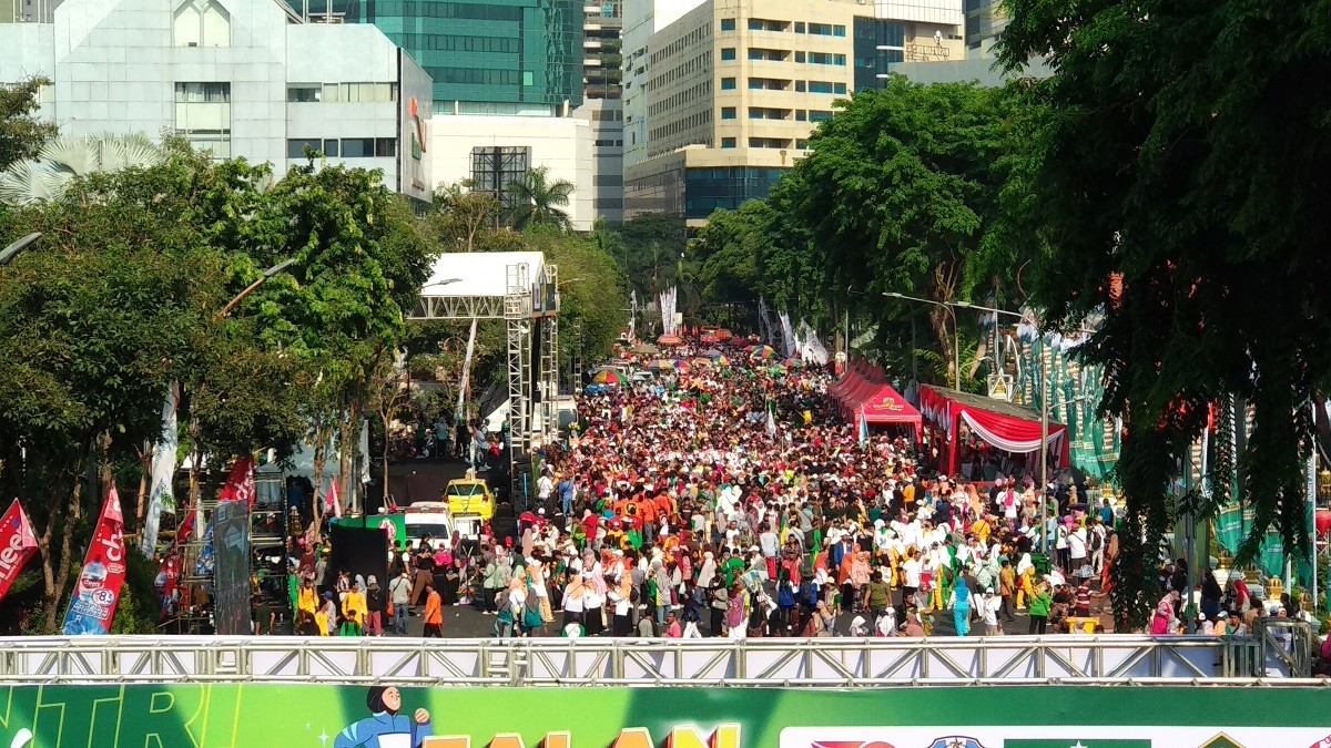 Puluhan ribu warga memadati Grahadi Surabaya dalam acara jalan santai peringatan Hari Santri 2023 (Haryo Agus/jatimnow.com)