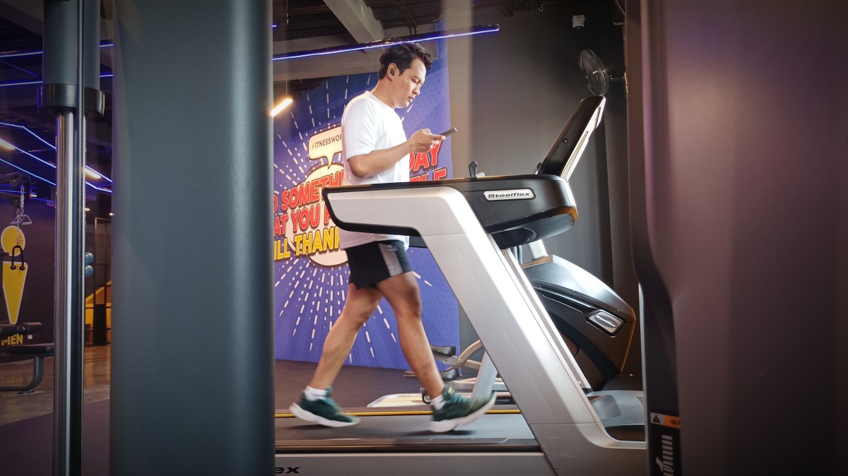 Seorang pecinta olahraga di Gresik sedang menikmati fasilitas di Fitnessworks (Foto: Sahlul Fahmi/jatimnow.com)