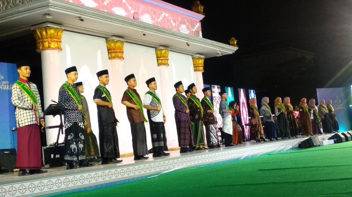 Peragaan busana sarung di Gedung Grahadi Surabaya. (Foto: Haryo Agus/jatimnow.com)